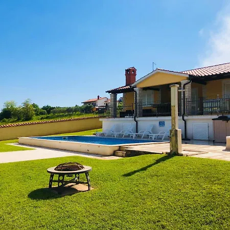 Selo Mekisi The Private With A Heated Pool Ferenci